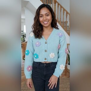 Cropped Light Blue Floral Appliqué V-Neck Cardigan